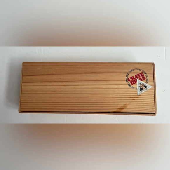 3 CERAMIC ORNAMENTS IN A WOODEN CRATE - Picture 2 of 8